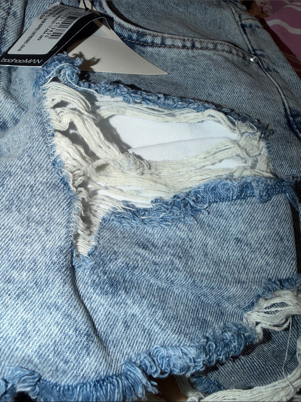 boohooMAN
Wide‎ Leg Skater All Over Ripped Distressed Jeans - Picture 10 of 11